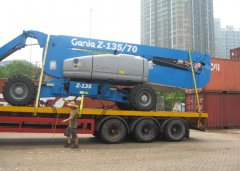 這輛藍色的進口“怪獸”被捆綁后,運走了!