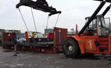 由青島港發往菲律賓的工程機械