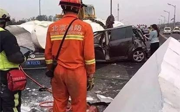 運輸佛像的大車側翻,佛像摔斷,引發大堵車