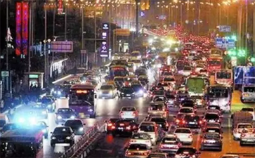 大件設備運輸：百臺營運車輛保旅游節安全運輸