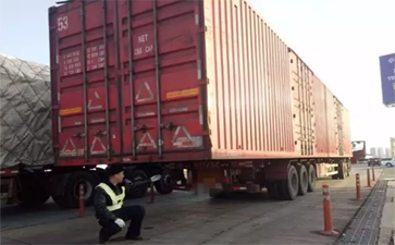 大件超限大貨車(chē)為逃處罰大清早下高速，不想民警提前上了班...